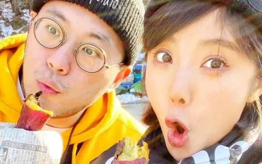 曾经的宅男女神赵奕欢公布恋情，其男友李伯恩到底有何魅力？