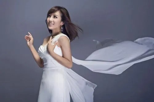 超女张冬玲嫁阿宝，整容后大妈变少女，张冬玲当年是输在了个人形象上吗？