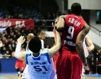 吉喆对麦迪摇手指