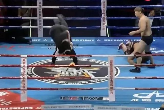 日本拳手对杨建平脸上吐口水，老杨冲上擂台OK日本和教练，您对杨建平老师如何看待？