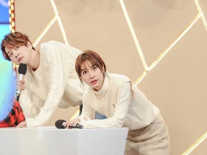 黄老师蹲地帮吴昕系鞋带，徐海乔不见踪影，和吴昕暧昧只是炒作？