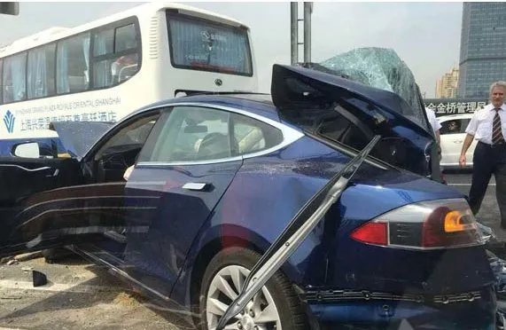 特斯拉上海高架发生撞车事故原因是什么？