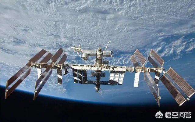 美国SpaceX公司的载人版“龙”飞船成功返回地球，它的组合伞减速技术比单伞难在哪里？