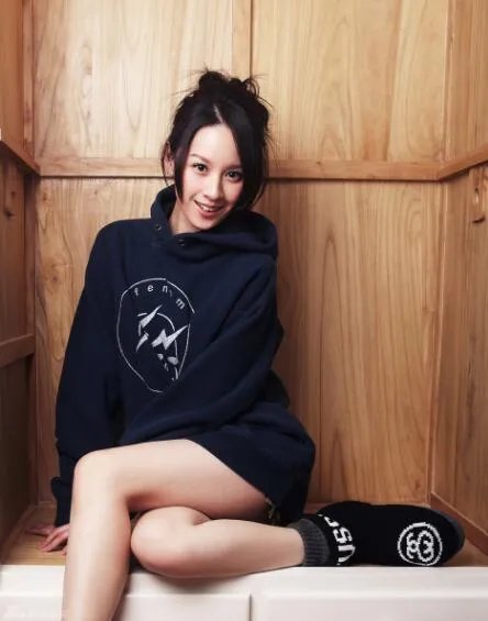 曾恺玹微博晒爱女萌照 曾因出演不能说的秘密走红