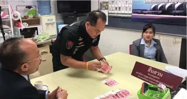 哪里的安检员传送带上偷现金？