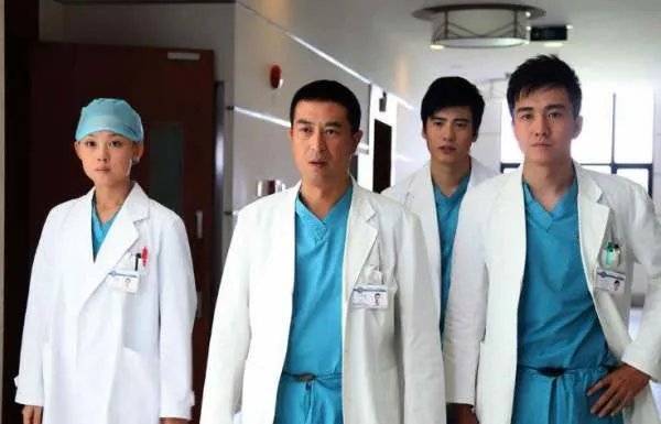 《心术》的主题曲叫什么，是哪位歌手演唱的？