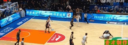 疆粤大战，亚当斯运球崴脚，为何主场球迷要骂赵睿？你怎么看？