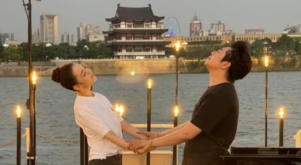 吉娜晒与郎朗合照秀恩爱，夫妻俩浪漫牵手，两人的状态如何？