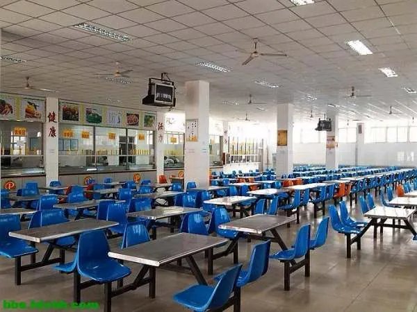 河南一学校学生集体呕吐腹泻，校长称换不动送餐公司，此事暴露了哪些问题？