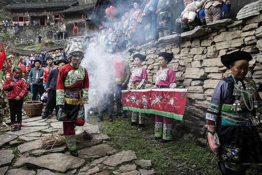 00后苗族小伙参军全寨送行，现场情况如何令人动容？