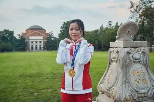 杨倩将奥运会领奖服赠予清华,值得清华学子学习吗？