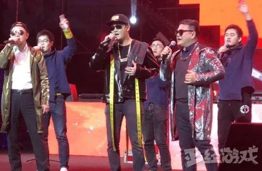 马化腾现身公司年会现场，化身嘻哈社会摇，和马云相比，你喜欢那个？