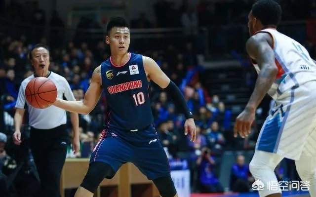 疆粤大战，亚当斯运球崴脚，为何主场球迷要骂赵睿？你怎么看？