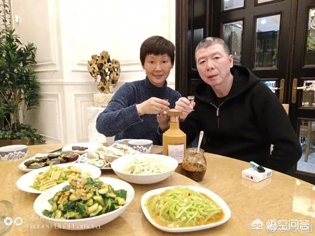 冯小刚被网友公开指出使用盗版碟，这对他的形象有什么影响？