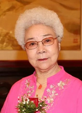 田华：从贫民女到艺术家，一家四口皆患癌去世，今92岁为何仍要挣钱养家？