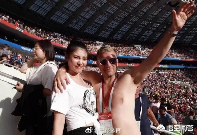 徐冬冬现场观看世界杯，丹麦球迷脱掉上衣索要拥抱，你是怎么看这件事的？