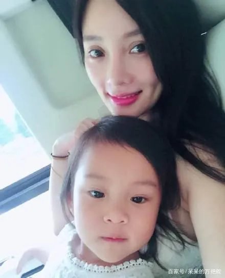 甜馨和妈妈逛街遭偷拍，李小璐迅速遮住甜馨的脸，不能给孩子一点隐私吗？