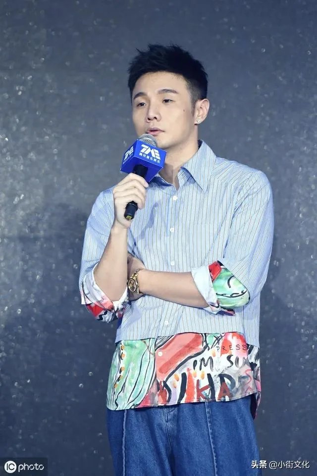 如何看待李荣浩对选网络歌曲的质疑的回应？