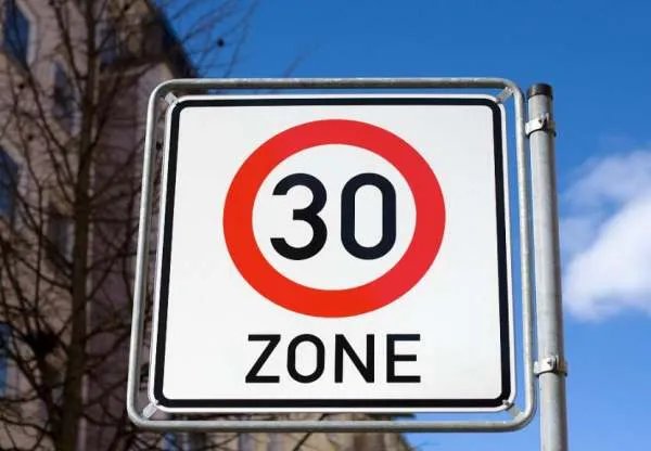 驾校一点通通过人行横道和公交车站车速限制多少码