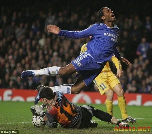 盘点足坛十大假摔王 C罗苏神布教授领衔无罗本