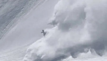 男子滑雪引发雪崩,雪崩时如何逃生?