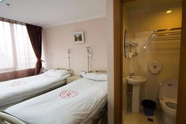 “霸占病房还不让别人进来”，老人白住医院6年，这样的做法背后有何隐情？