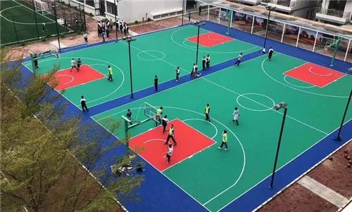 篮球场地面一般做的什么材料