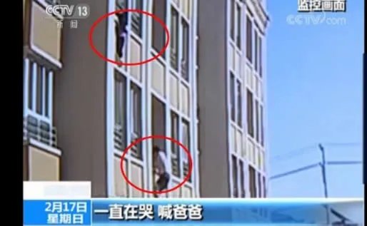 短袖哥勇救男童详情过程画面：正所谓远亲不如近邻