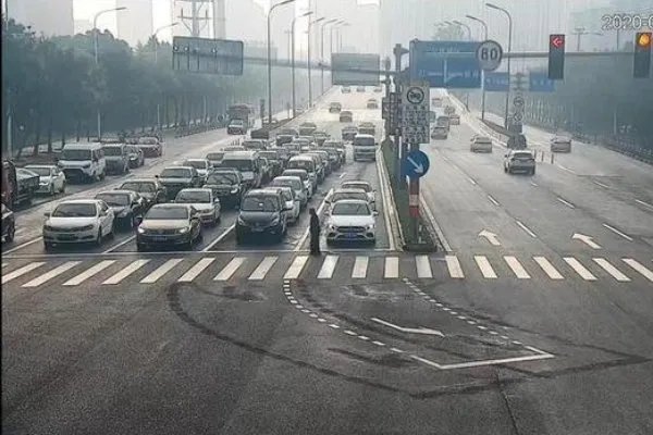 绿灯为过马路老人多亮了97秒，当时发生了什么？