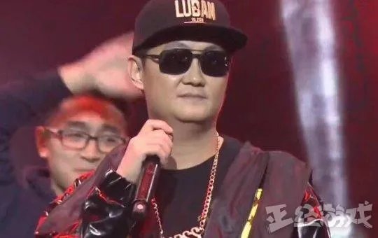 马化腾现身公司年会现场，化身嘻哈社会摇，和马云相比，你喜欢那个？