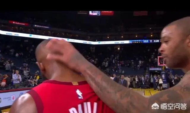 保罗被塔克摸头，保罗表示“我头发不多，所以不能摸我的头”对此你怎么看？