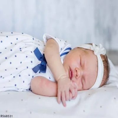 两个月宝宝白天睡觉晚上不睡怎么办 新生儿黑白颠倒的原因