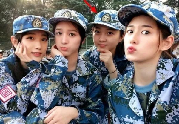 林妙可军训跟同学合影，为什么能凭学生气圈好感？
