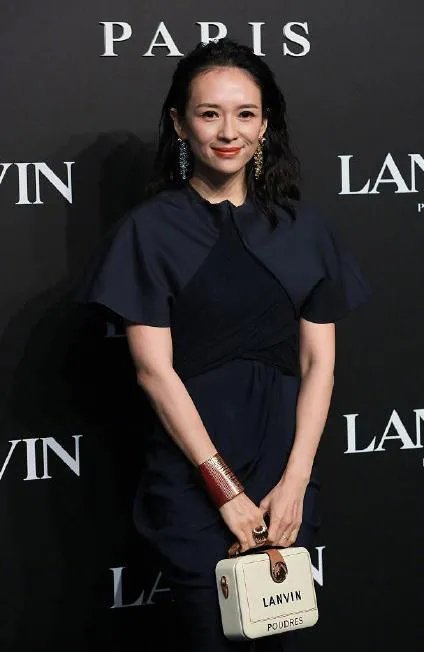 章子怡二胎产子后复出，骨相大不如前，生图胶原蛋白流失严重，这是怎么了？