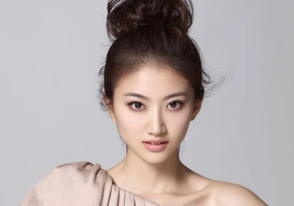 成龙不敢碰她，甄子丹想搂没搂到，王思聪不敢撕，却被任嘉伦吻了，她是谁？