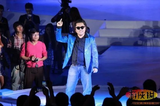 屌丝终极逆袭！WCG版《江南Style》High爆全场