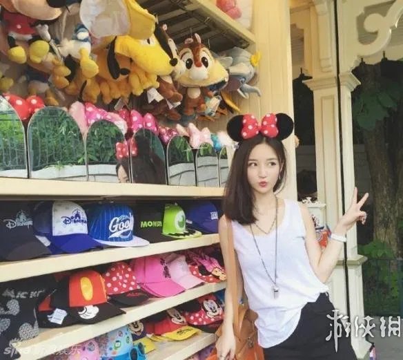 王思聪新恋情坐实：嫩模女友嘟嘴卖萌短裙显纤细美腿