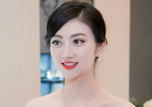 成龙不敢碰她，甄子丹想搂没搂到，王思聪不敢撕，却被任嘉伦吻了，她是谁？