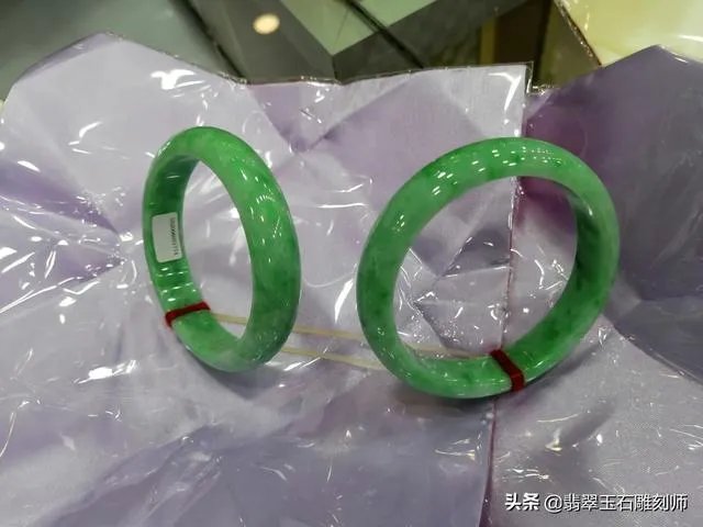 大家帮忙看看这手镯是真玉吗？