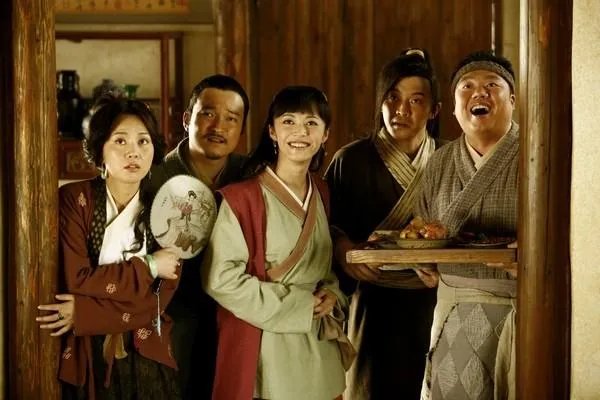 在电视剧龙门镖局里，姚晨是在第几集出场啊？