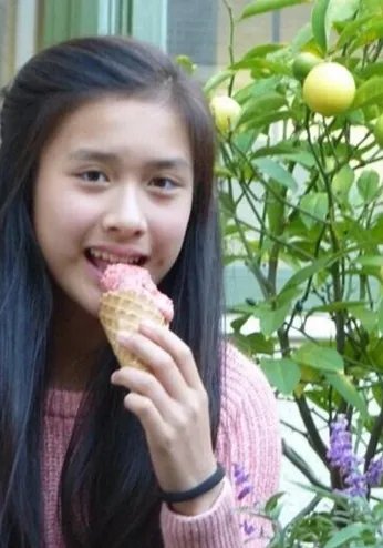 陈冲女儿近照曝光  网友感叹：基因太好