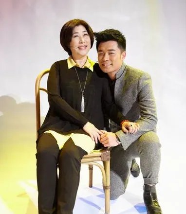 陈赫母亲携子参加《年代秀》 曝陈赫被赶出家门讨饭