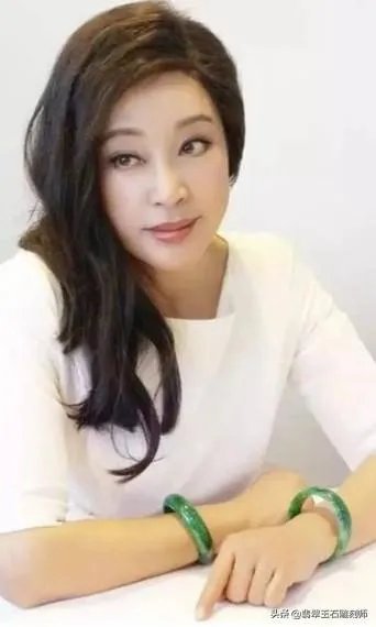 大家帮忙看看这手镯是真玉吗？