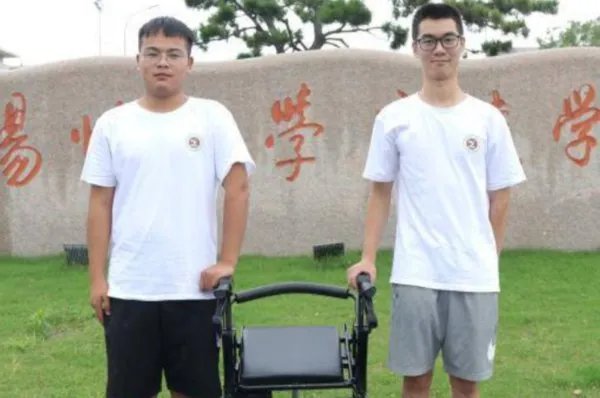 大学生发明老人起行无忧椅，这种椅子实用吗，该如何操作？