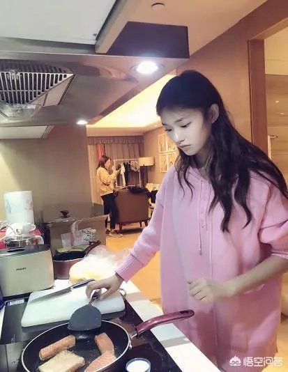 相比来说五官不是最精致的林允，为什么看起来反而更舒服？