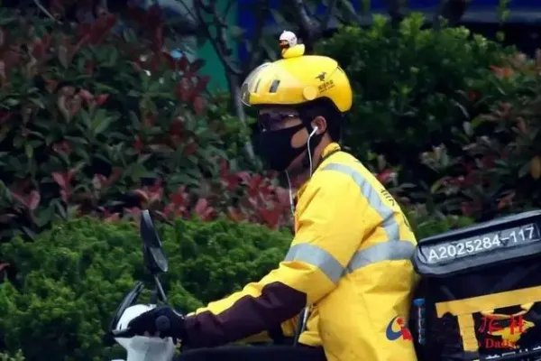 广州一外卖员送餐拍照后拿走餐品，你还碰到过哪些奇葩送餐员？