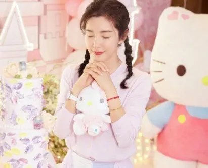 李冰冰庆生照曝光，48岁的李冰冰看起来为何丝毫不输赵丽颖？