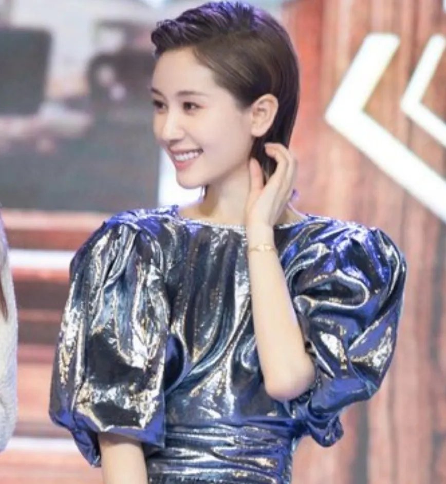 导演回应助理跪地为王子文穿鞋，回应的内容是什么？