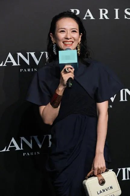 章子怡二胎产子后复出，骨相大不如前，生图胶原蛋白流失严重，这是怎么了？