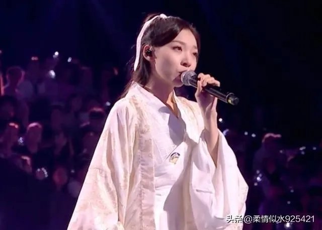 在9月6日的《中国好声音》冠军争夺战中，李荣浩当场指出自己的两位学员的错误，你怎么看？